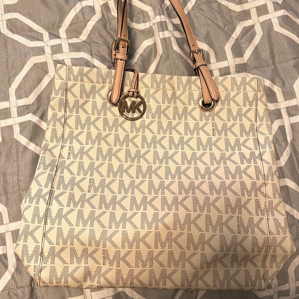 White Micheal Kors Bag